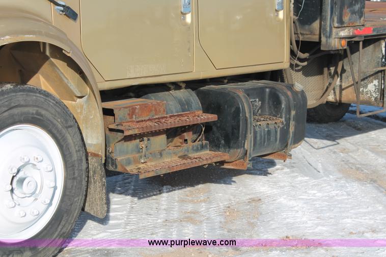image for item H8368 2001 International 4700 Crew Cab flatbed truck