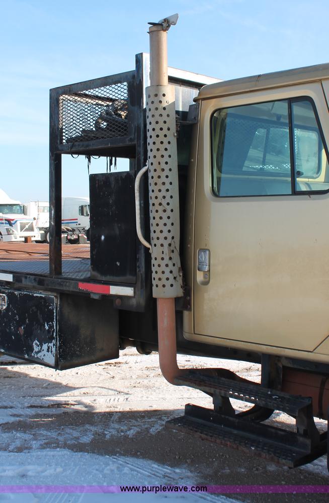 image for item H8368 2001 International 4700 Crew Cab flatbed truck
