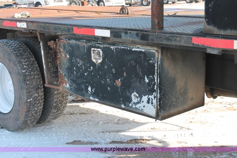 image for item H8368 2001 International 4700 Crew Cab flatbed truck