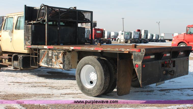 image for item H8368 2001 International 4700 Crew Cab flatbed truck