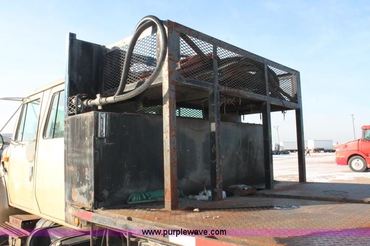 image for item H8368 2001 International 4700 Crew Cab flatbed truck