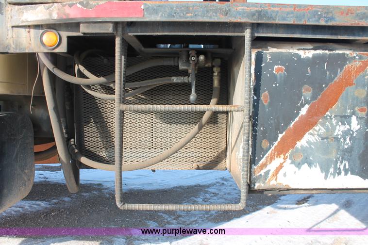 image for item H8368 2001 International 4700 Crew Cab flatbed truck