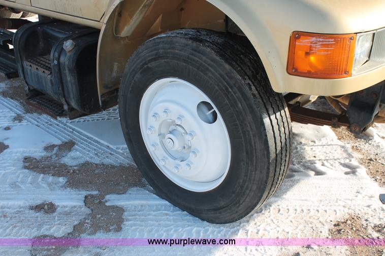 image for item H8368 2001 International 4700 Crew Cab flatbed truck