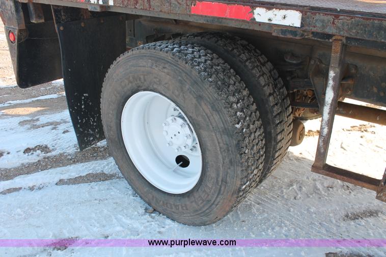 image for item H8368 2001 International 4700 Crew Cab flatbed truck