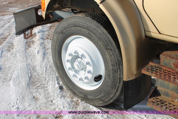 image for item H8368 2001 International 4700 Crew Cab flatbed truck