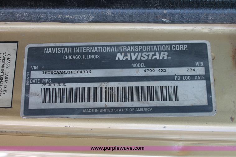 image for item H8368 2001 International 4700 Crew Cab flatbed truck