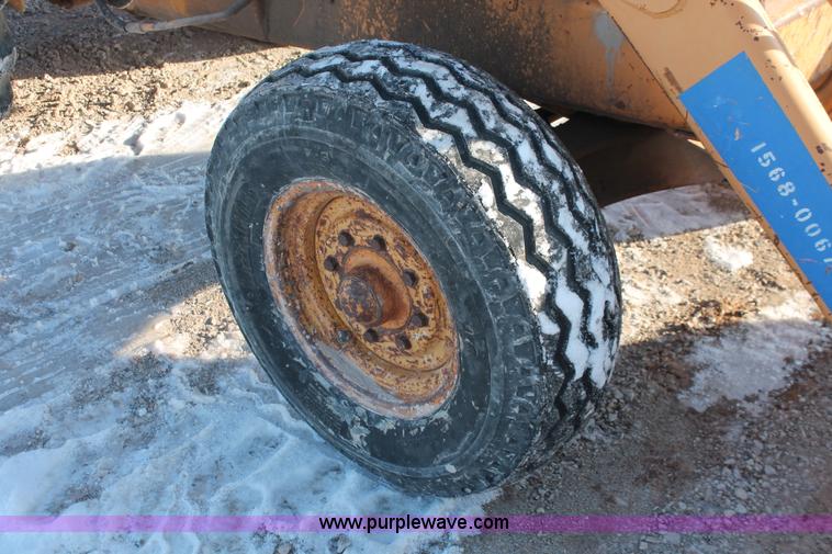 image for item H8369 1987 Case 480E landscape loader