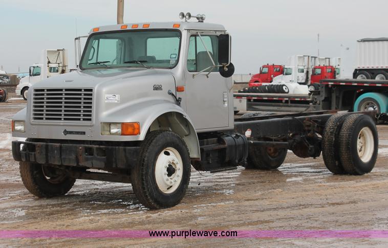 image for item H8370 1997 International 4900 semi truck