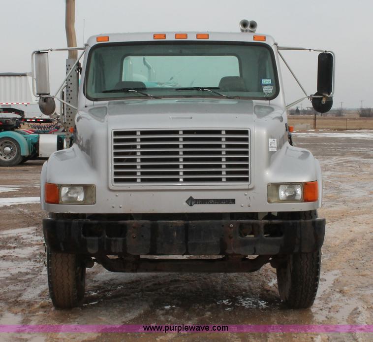image for item H8370 1997 International 4900 semi truck
