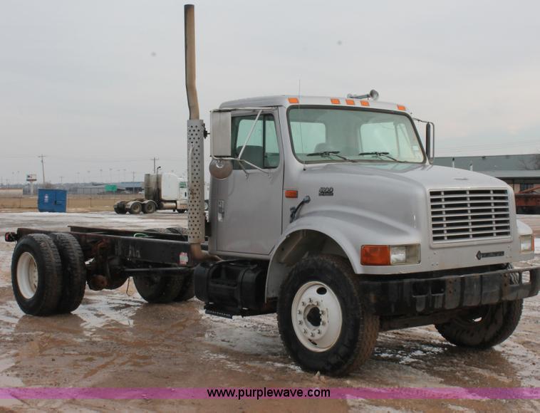 image for item H8370 1997 International 4900 semi truck