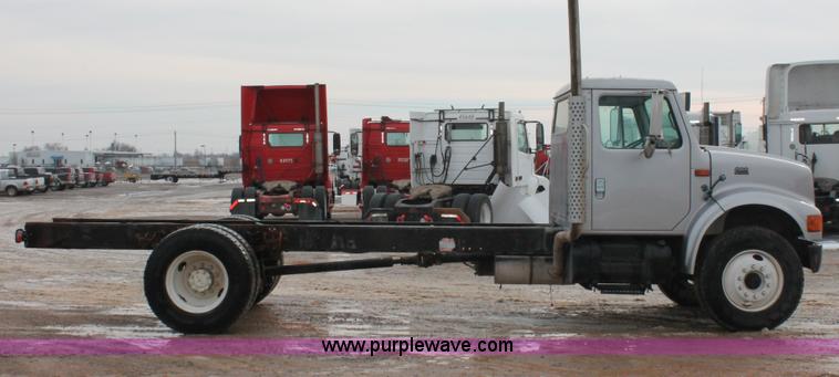 image for item H8370 1997 International 4900 semi truck