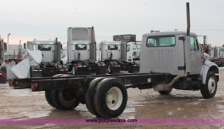image for item H8370 1997 International 4900 semi truck