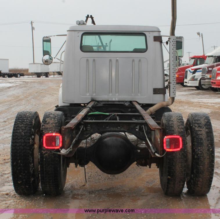 image for item H8370 1997 International 4900 semi truck