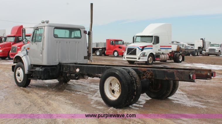 image for item H8370 1997 International 4900 semi truck
