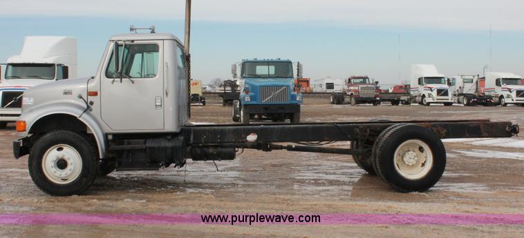 image for item H8370 1997 International 4900 semi truck