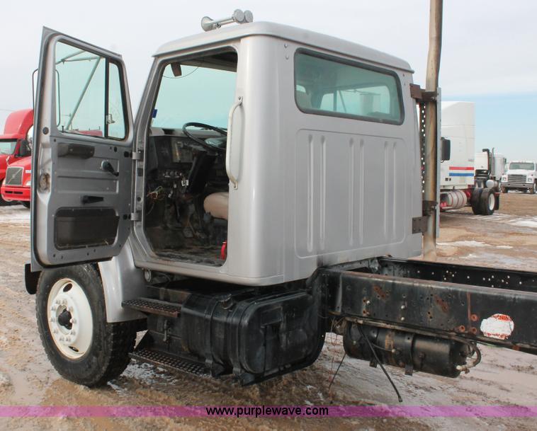 image for item H8370 1997 International 4900 semi truck