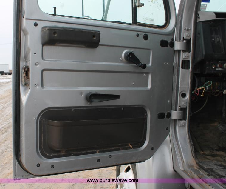 image for item H8370 1997 International 4900 semi truck