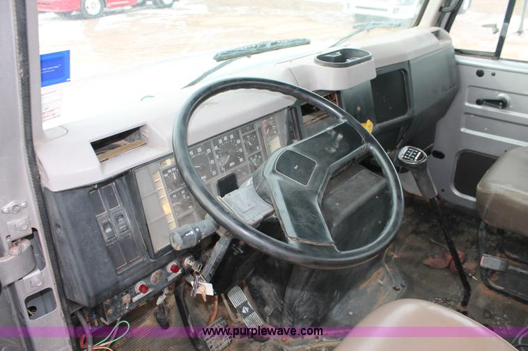 image for item H8370 1997 International 4900 semi truck