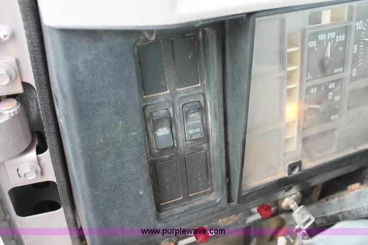 image for item H8370 1997 International 4900 semi truck