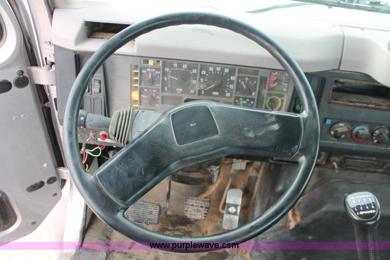 image for item H8370 1997 International 4900 semi truck