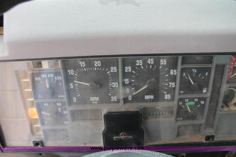 image for item H8370 1997 International 4900 semi truck