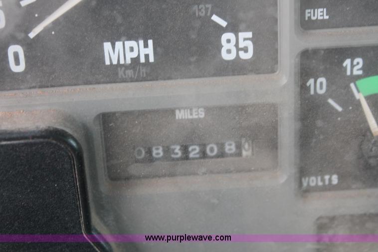 image for item H8370 1997 International 4900 semi truck