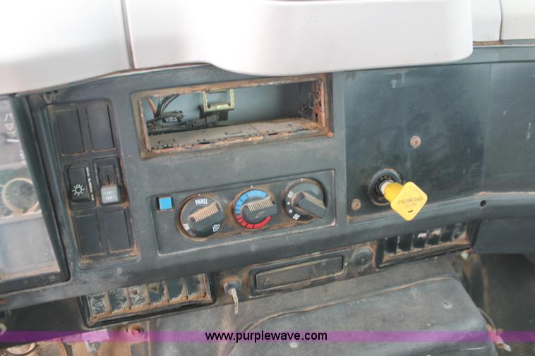 image for item H8370 1997 International 4900 semi truck