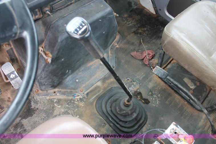 image for item H8370 1997 International 4900 semi truck