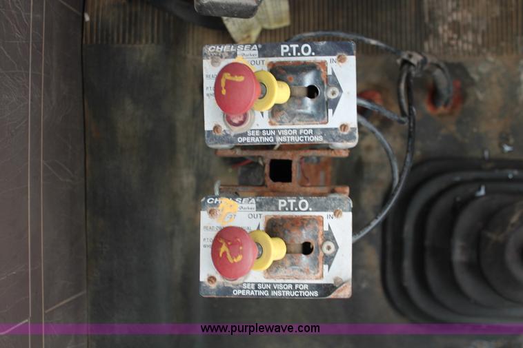 image for item H8370 1997 International 4900 semi truck