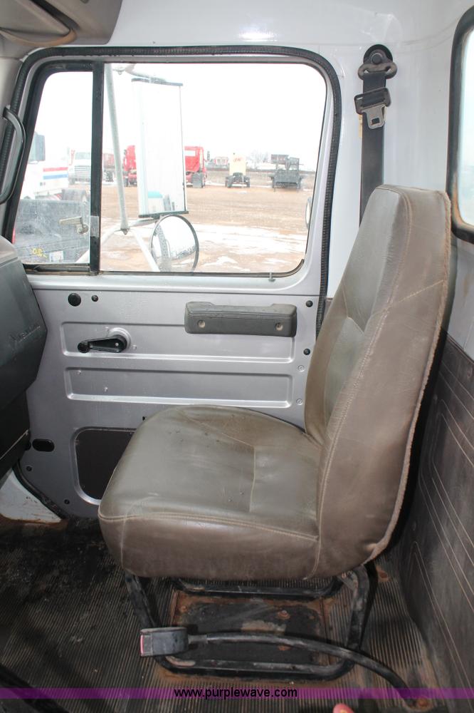 image for item H8370 1997 International 4900 semi truck