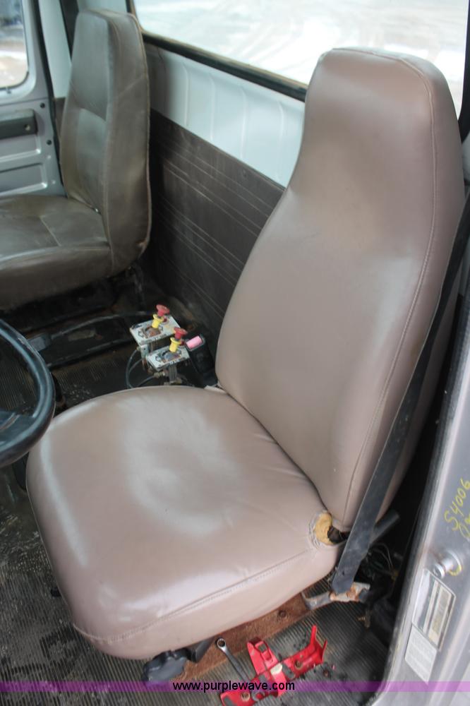 image for item H8370 1997 International 4900 semi truck