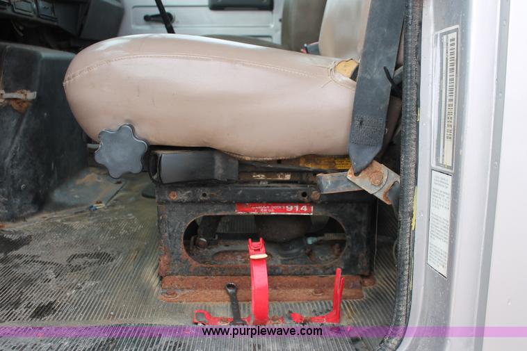 image for item H8370 1997 International 4900 semi truck