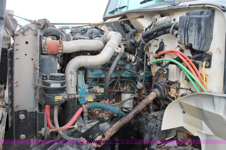 image for item H8370 1997 International 4900 semi truck