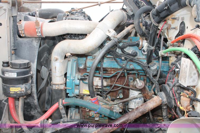 image for item H8370 1997 International 4900 semi truck