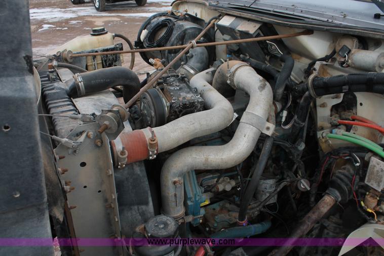 image for item H8370 1997 International 4900 semi truck