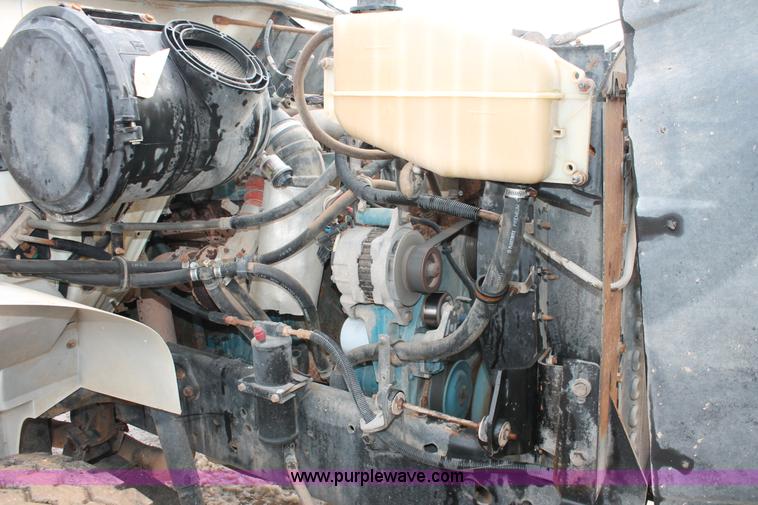 image for item H8370 1997 International 4900 semi truck