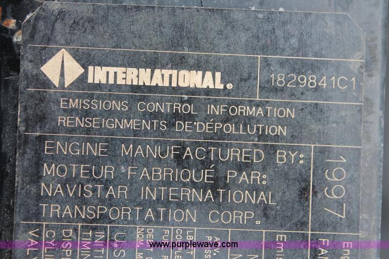 image for item H8370 1997 International 4900 semi truck