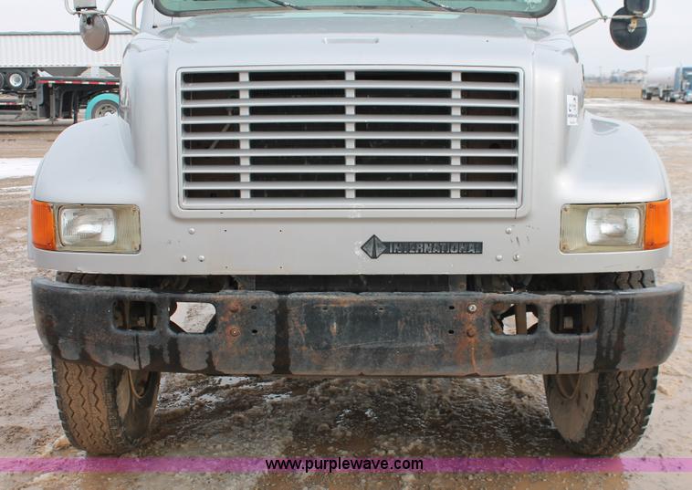 image for item H8370 1997 International 4900 semi truck