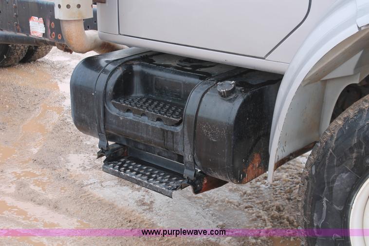 image for item H8370 1997 International 4900 semi truck