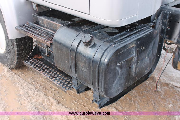 image for item H8370 1997 International 4900 semi truck