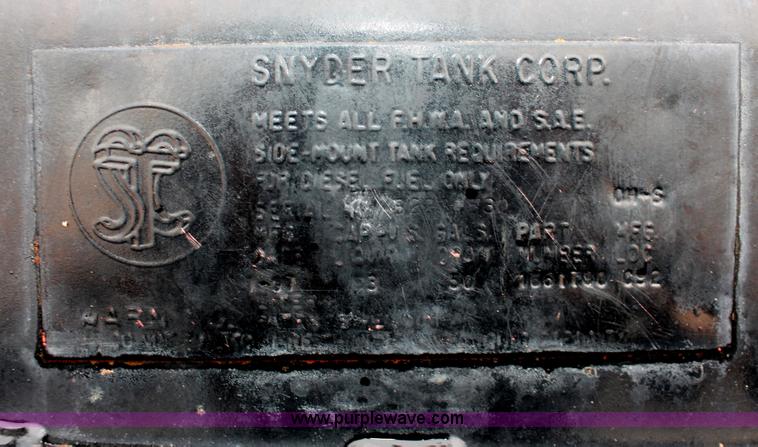 image for item H8370 1997 International 4900 semi truck