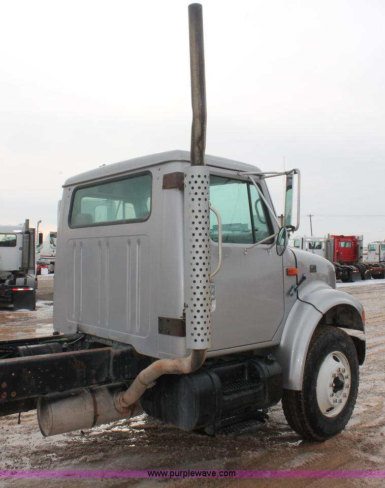 image for item H8370 1997 International 4900 semi truck