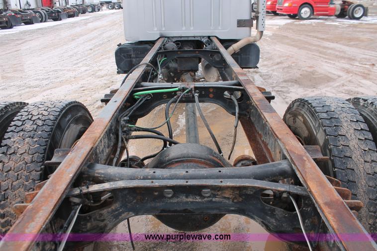 image for item H8370 1997 International 4900 semi truck