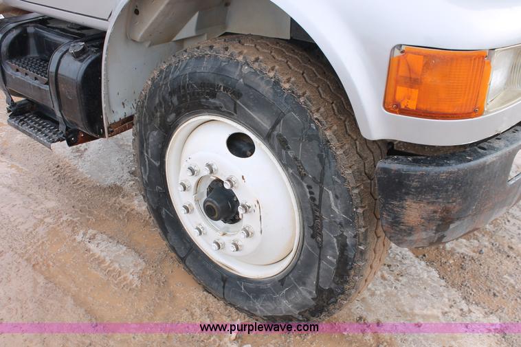 image for item H8370 1997 International 4900 semi truck