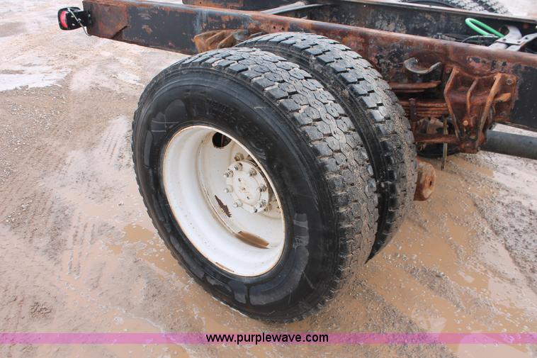 image for item H8370 1997 International 4900 semi truck