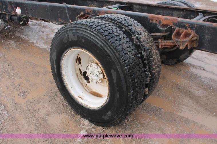 image for item H8370 1997 International 4900 semi truck