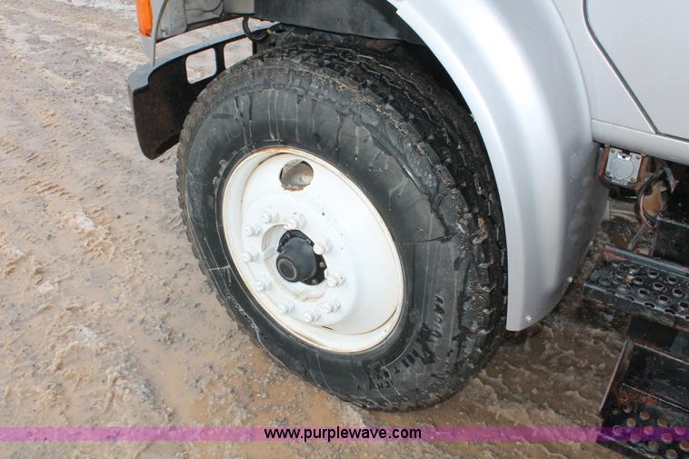 image for item H8370 1997 International 4900 semi truck