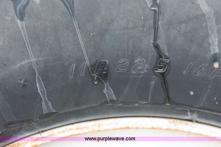 image for item H8370 1997 International 4900 semi truck