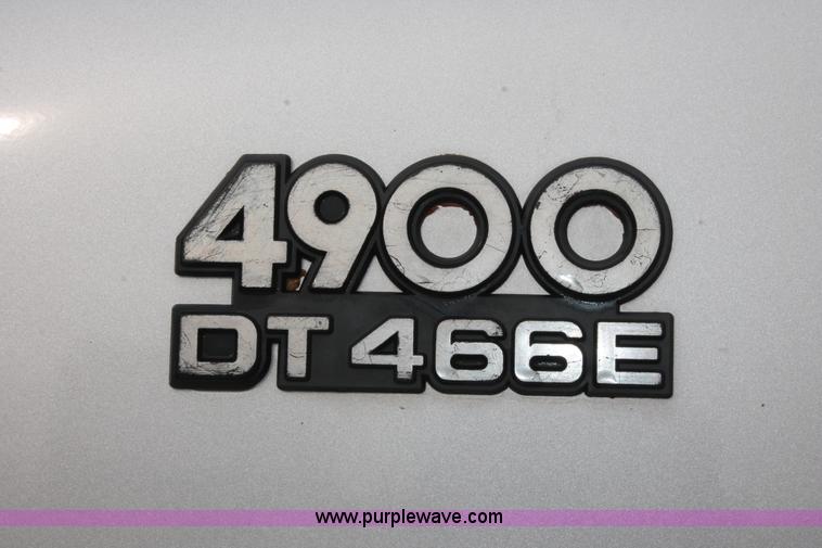 image for item H8370 1997 International 4900 semi truck