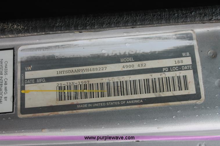 image for item H8370 1997 International 4900 semi truck